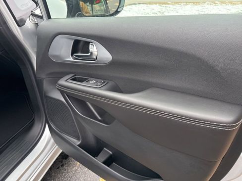 New 2026 Chrysler Pacifica Limited image 40