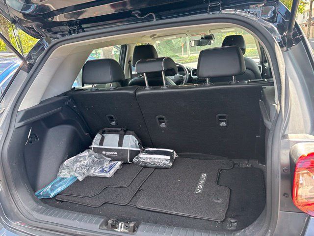 Used 2023 Hyundai Venue Limited w/ Cargo Package FWD image 8