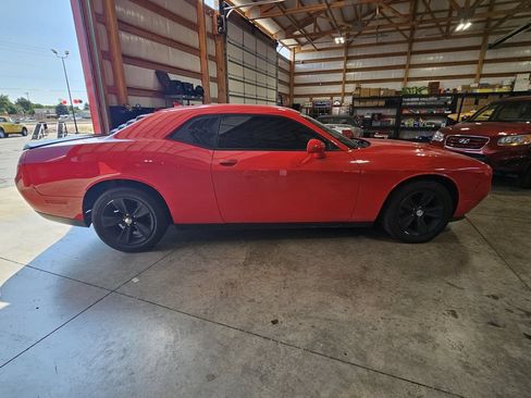 Used 2015 Dodge Challenger SXT w/ Driver Convenience Group RWD image 9