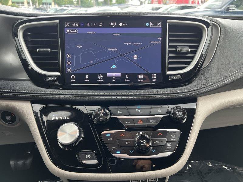 Used 2024 Chrysler Pacifica Limited FWD image 16