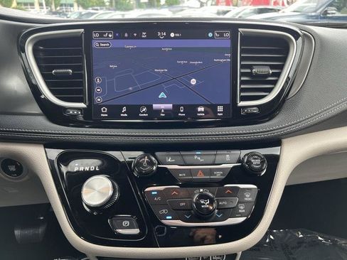 Used 2024 Chrysler Pacifica Limited FWD image 16