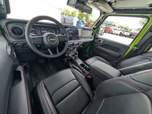 Used 2025 Jeep Wrangler Unlimited Rubicon w/ Convenience Group AWD/4WD image 5