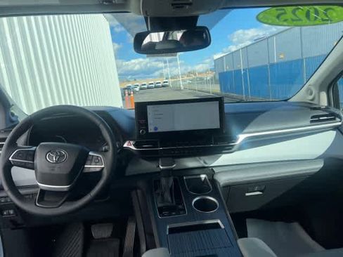 Used 2025 Toyota Sienna XLE w/ XLE Plus Package image 18