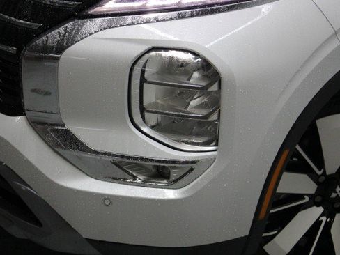 New 2025 Mitsubishi Outlander SE image 2