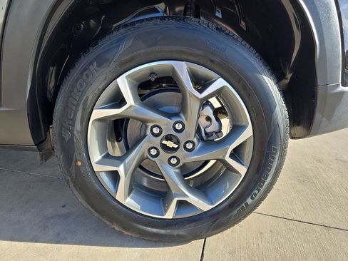 Used 2025 Chevrolet Trax LT w/ LT Convenience Package FWD image 32