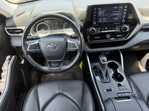 Used 2022 Toyota Highlander XLE FWD image 13
