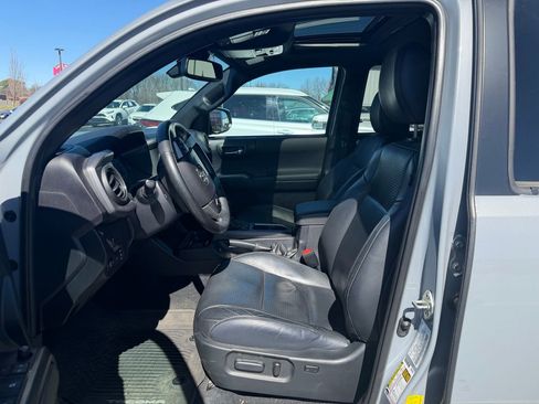 Used 2020 Toyota Tacoma TRD Sport w/ TRD Premium Sport Package image 8