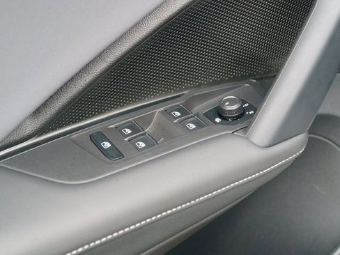 Used 2025 Volkswagen Tiguan SE w/ Panoramic Sunroof Package image 16