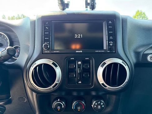 Used 2016 Jeep Wrangler Unlimited Sahara w/ Connectivity Group AWD/4WD image 20