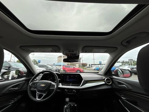 Used 2025 Chevrolet Trax LT w/ Sunroof Package FWD image 33