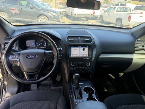 Used 2019 Ford Explorer XLT w/ Equipment Group 201A AWD/4WD image 5