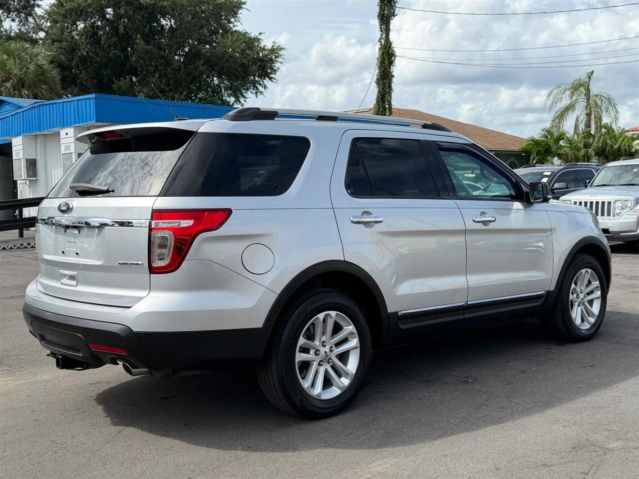 Used 2015 Ford Explorer XLT w/ Equipment Group 202B FWD image 10