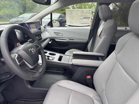 New 2026 Toyota Sienna XLE FWD image 13