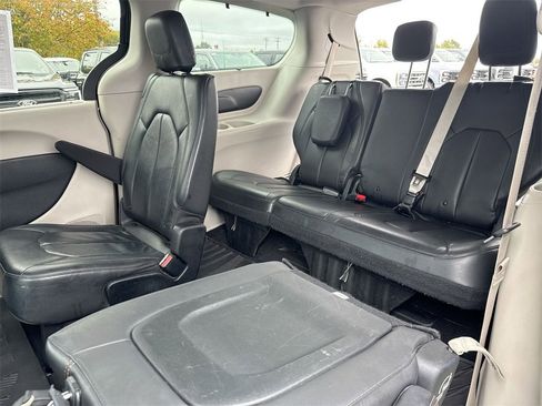 Used 2017 Chrysler Pacifica Touring-L image 22