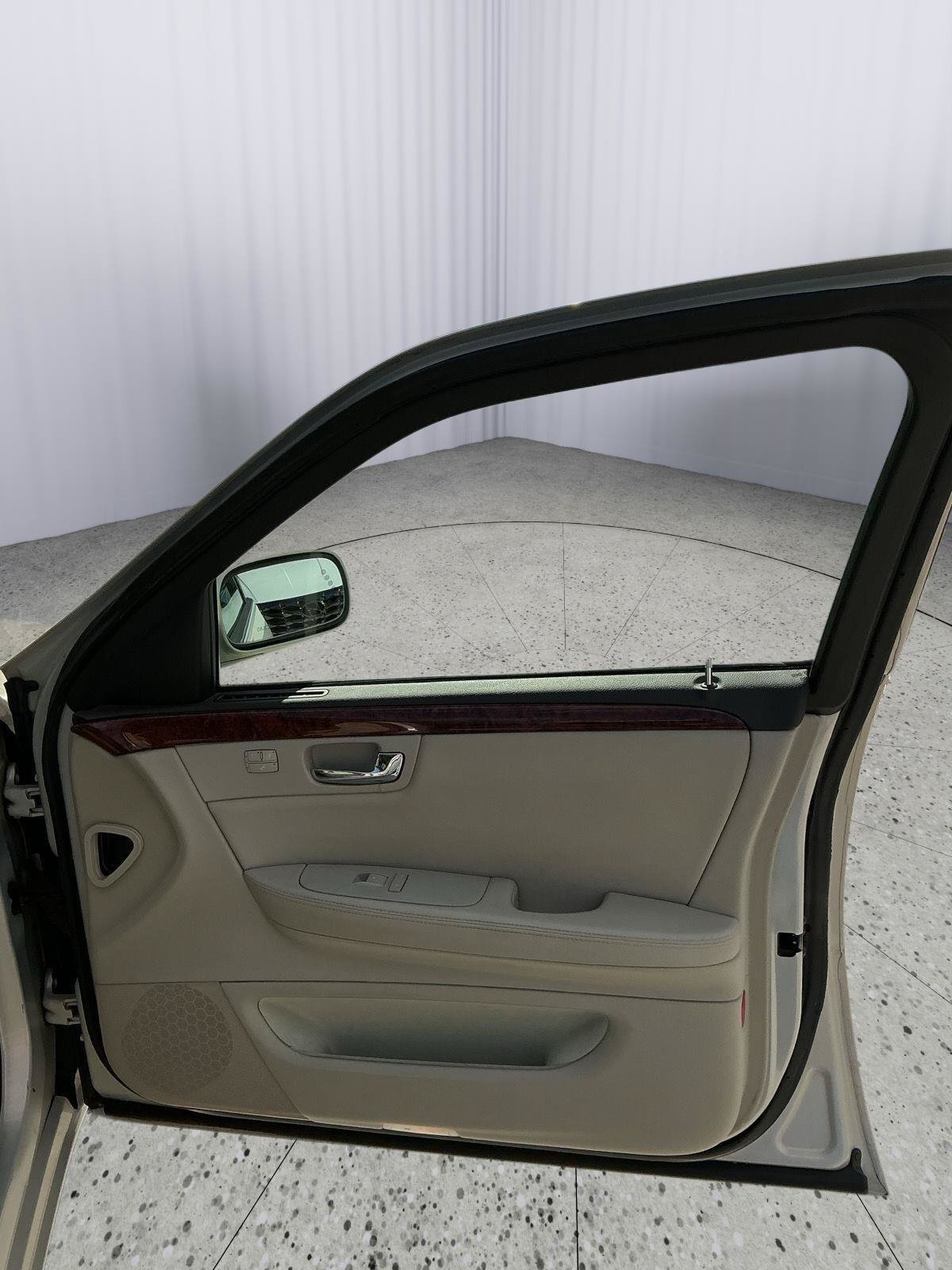Used 2007 Cadillac DTS Luxury I w/ Trunk Convenience Package FWD image 25