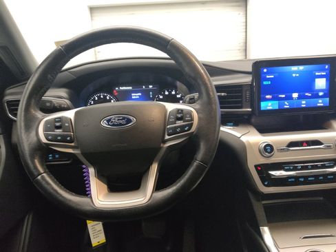 Used 2022 Ford Explorer XLT w/ Equipment Group 202A AWD/4WD image 22