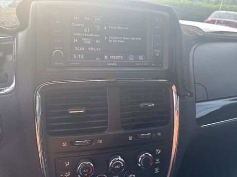 Used 2017 Dodge Grand Caravan SE FWD image 17