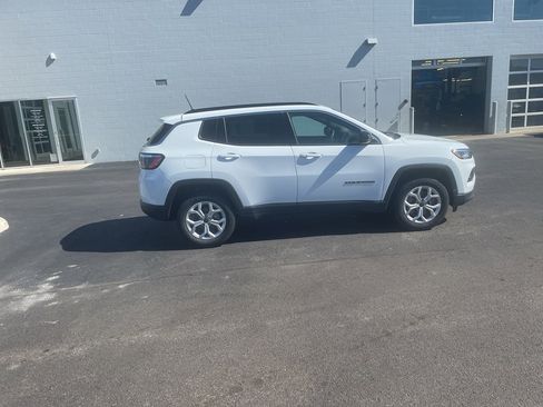 Used 2025 Jeep Compass Latitude AWD/4WD image 7