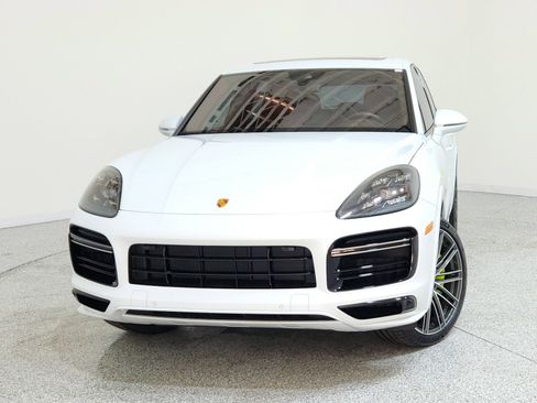 Used 2022 Porsche Cayenne Turbo S image 2