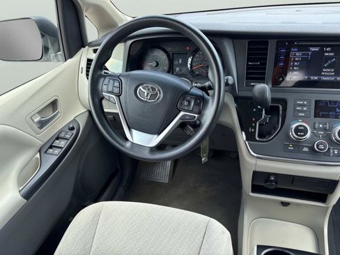 Used 2017 Toyota Sienna LE AWD/4WD image 10