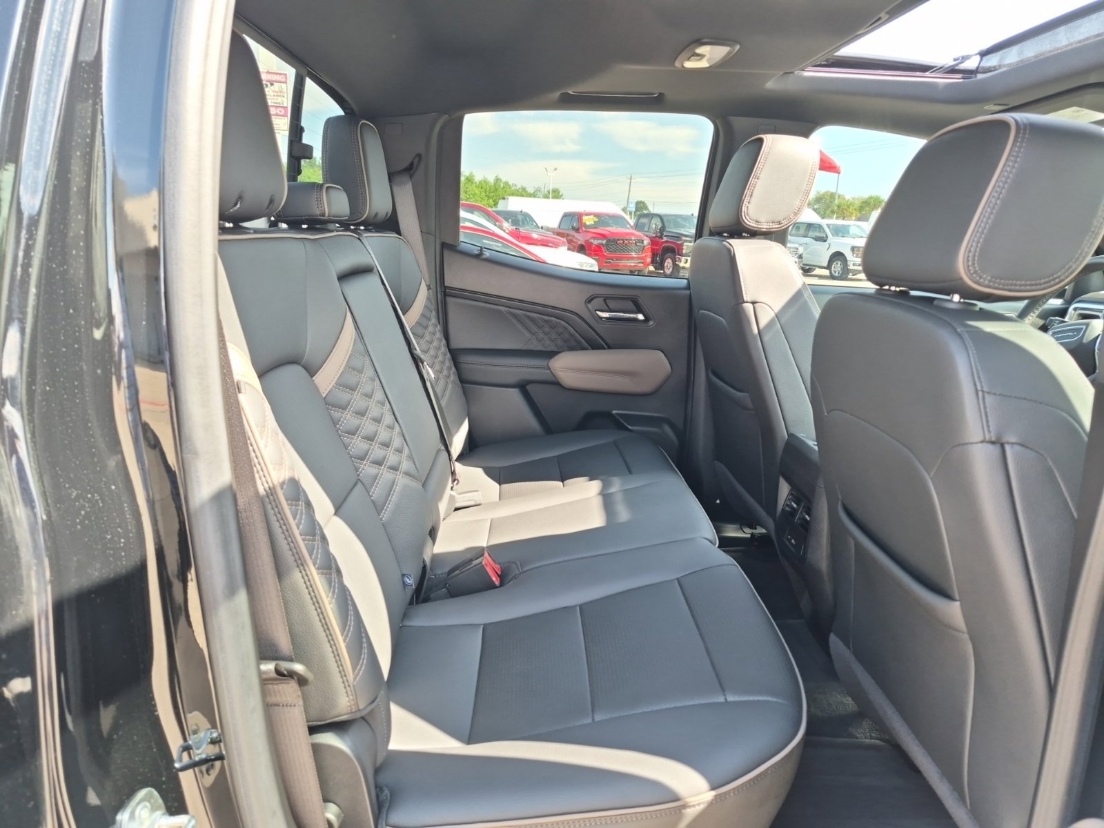 Used 2025 GMC Canyon Denali AWD/4WD image 7