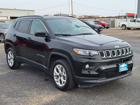 Used 2025 Jeep Compass Latitude AWD/4WD image 7