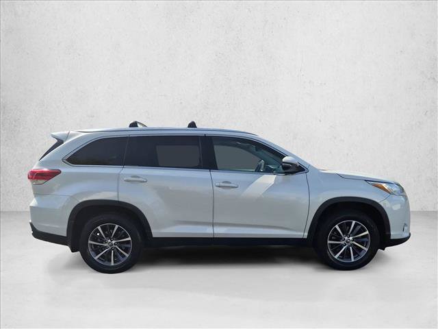 Used 2019 Toyota Highlander XLE AWD/4WD image 4