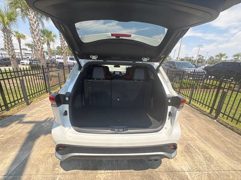 Used 2023 Toyota Highlander XSE FWD image 11