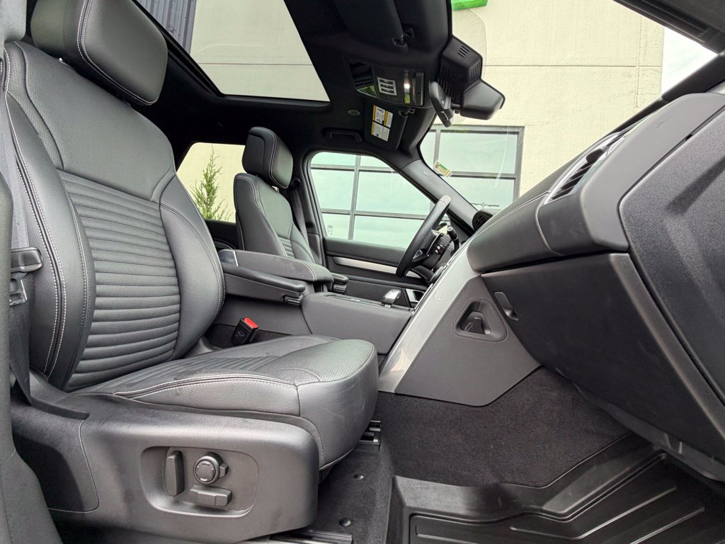 Used 2024 Land Rover Discovery Dynamic SE AWD/4WD image 19