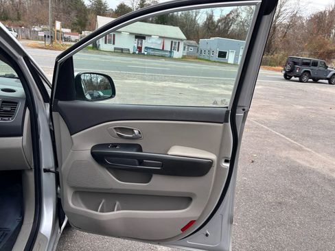 Used 2017 Kia Sedona LX w/ LX Essentials Premium Package image 16