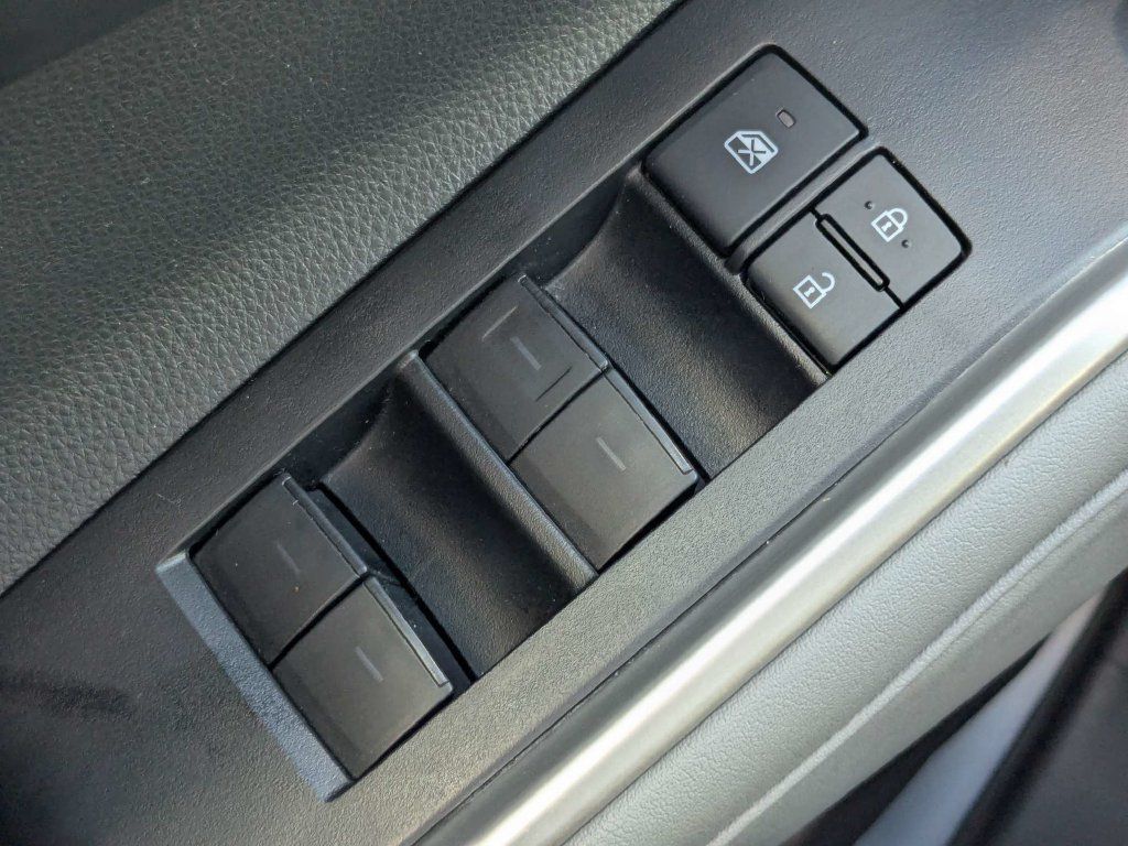 Used 2021 Toyota Highlander XLE AWD/4WD image 31
