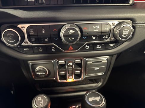 Used 2025 Jeep Wrangler Unlimited Sahara AWD/4WD image 23