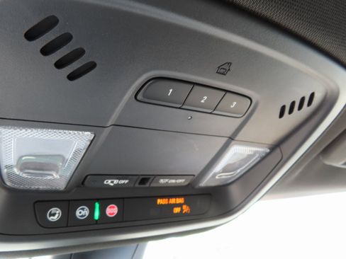 Used 2022 Chevrolet Traverse LT image 39