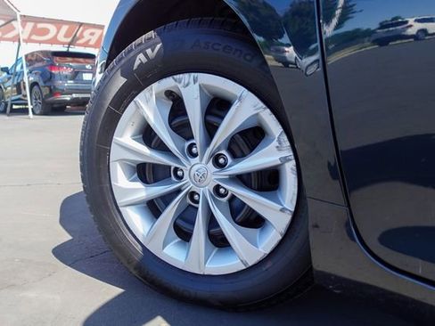 Used 2016 Toyota Camry LE FWD image 11