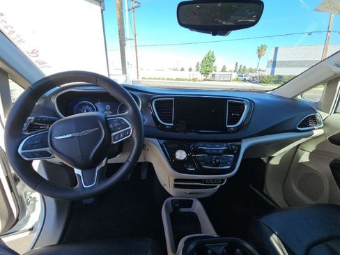 Used 2023 Chrysler Pacifica Touring-L FWD image 7