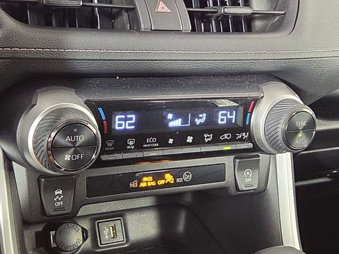 Used 2025 Toyota RAV4 XLE AWD/4WD image 19