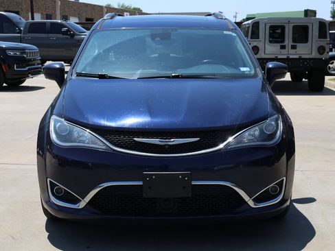 Used 2019 Chrysler Pacifica Touring-L Plus FWD image 2