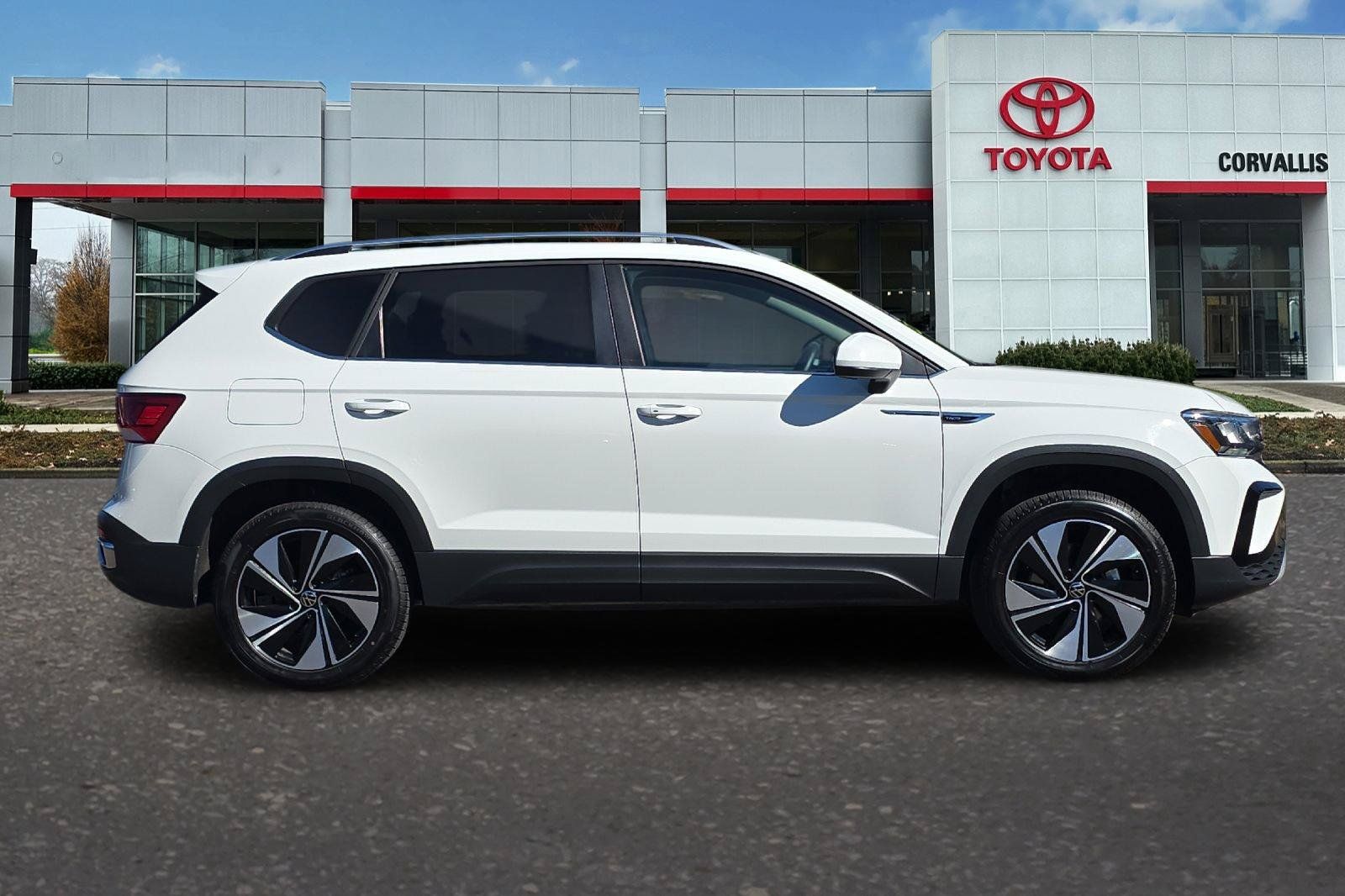 Used 2024 Volkswagen Taos SE AWD/4WD image 3