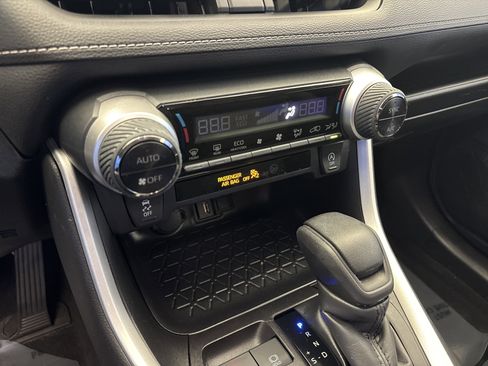 Used 2022 Toyota RAV4 XLE AWD/4WD image 21