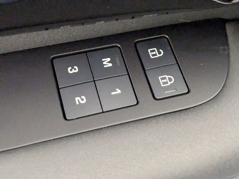 Used 2023 Land Rover Discovery S image 11