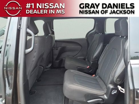 Used 2022 Chrysler Pacifica Touring FWD image 25