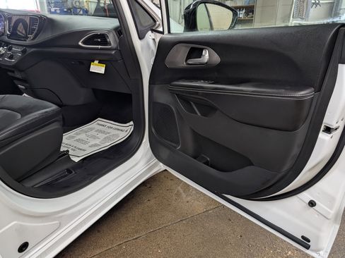 New 2026 Chrysler Pacifica Select image 14