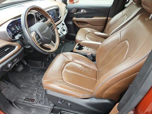 Used 2018 Chrysler Pacifica Limited w/ Tire & Wheel Group image 19