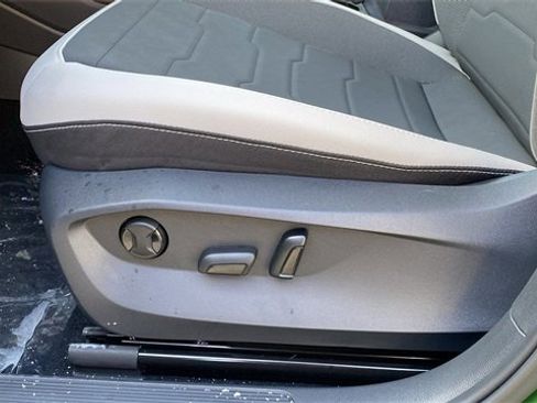 New 2026 Volkswagen Taos SE image 18