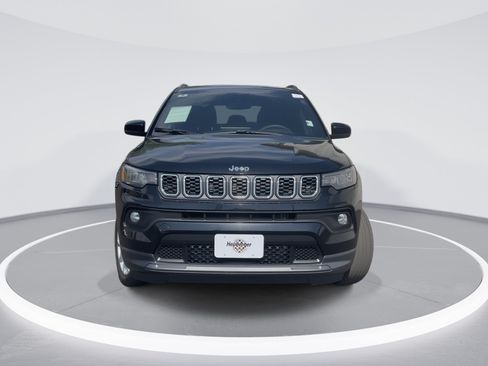 Used 2024 Jeep Compass Latitude AWD/4WD image 2