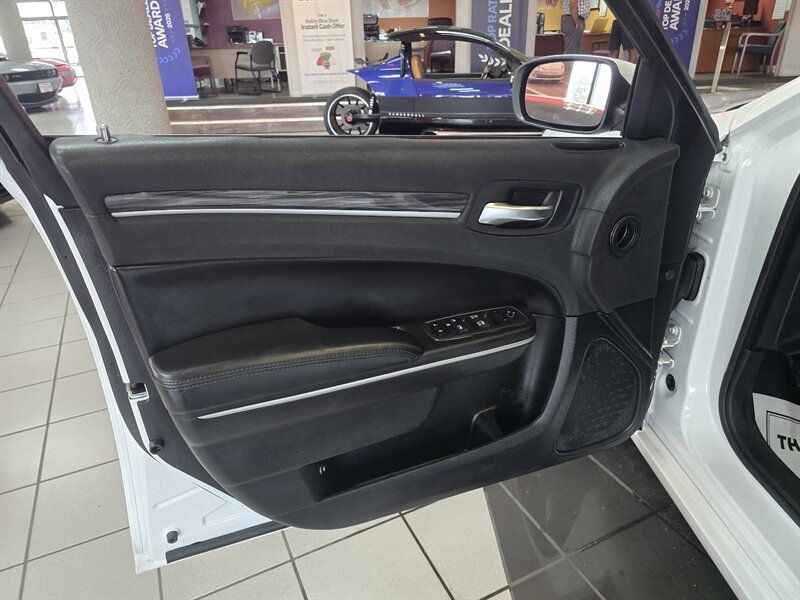 Used 2019 Chrysler 300 Touring w/ Driver Convenience Group AWD/4WD image 9