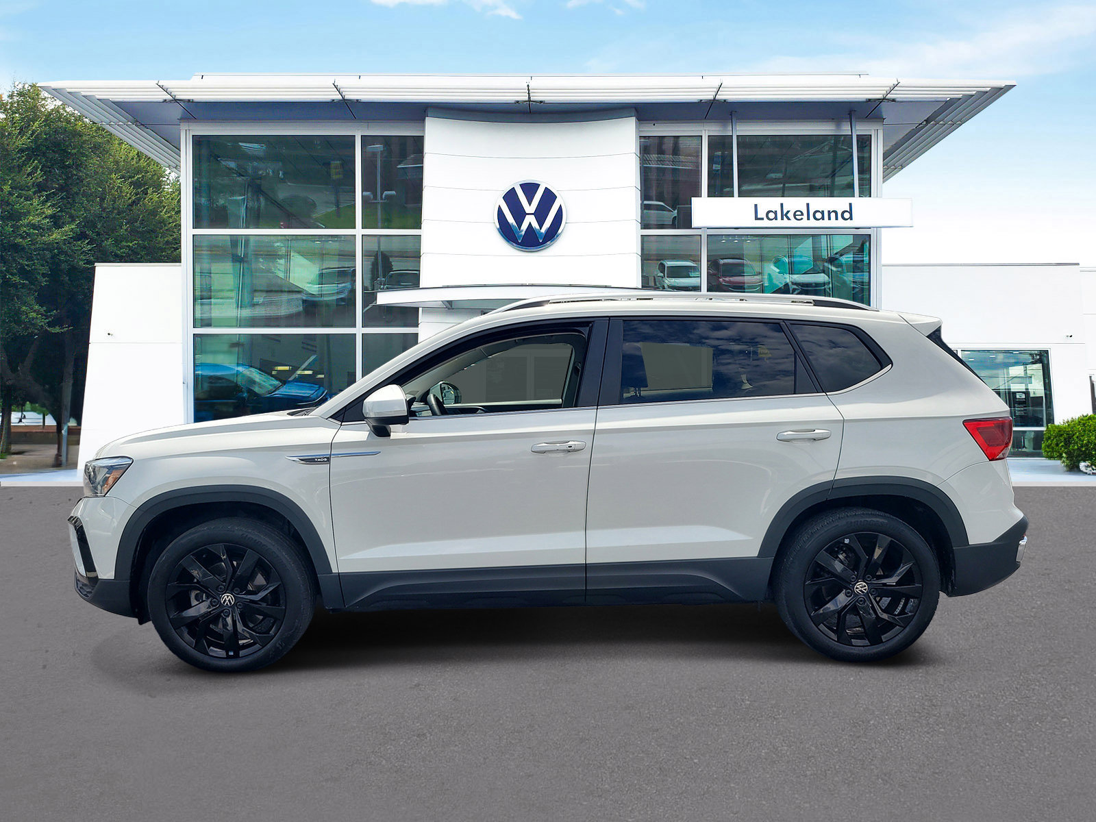 Used 2024 Volkswagen Taos SE w/ Black Wheel Package FWD image 5