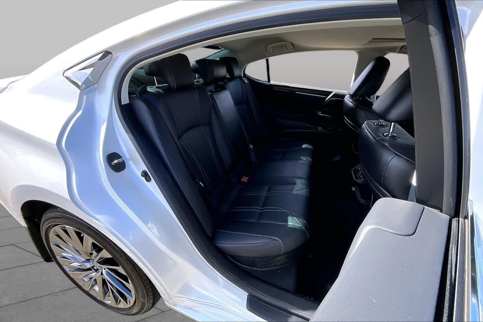 Used 2024 Lexus ES 300h w/ Luxury Package FWD image 19