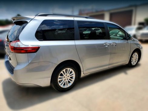 Used 2015 Toyota Sienna XLE FWD image 18