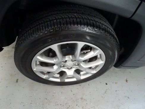 Certified 2024 Jeep Compass Latitude w/ Sun and Sound Group image 31